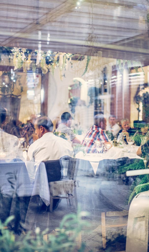 Goście w eleganckiej sali Restauracji Nowy Świat podczas wspólnego posiłku