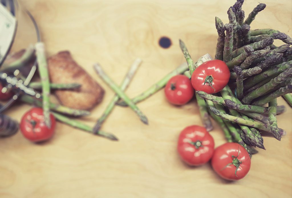 Sezonowe szparagi i świeże warzywa w Nowym Świecie Pęczki szparagów i pomidory - Restauracja Nowy Świat
