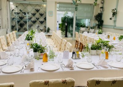 Uroczysta kolacja w Sali Świetlikowej z eleganckim nakryciem stołów