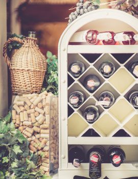 Kolekcja czerwonych win w eleganckiej piwniczce w Restauracji Nowy Świat Piwniczka win w Restauracji Nowy Świat