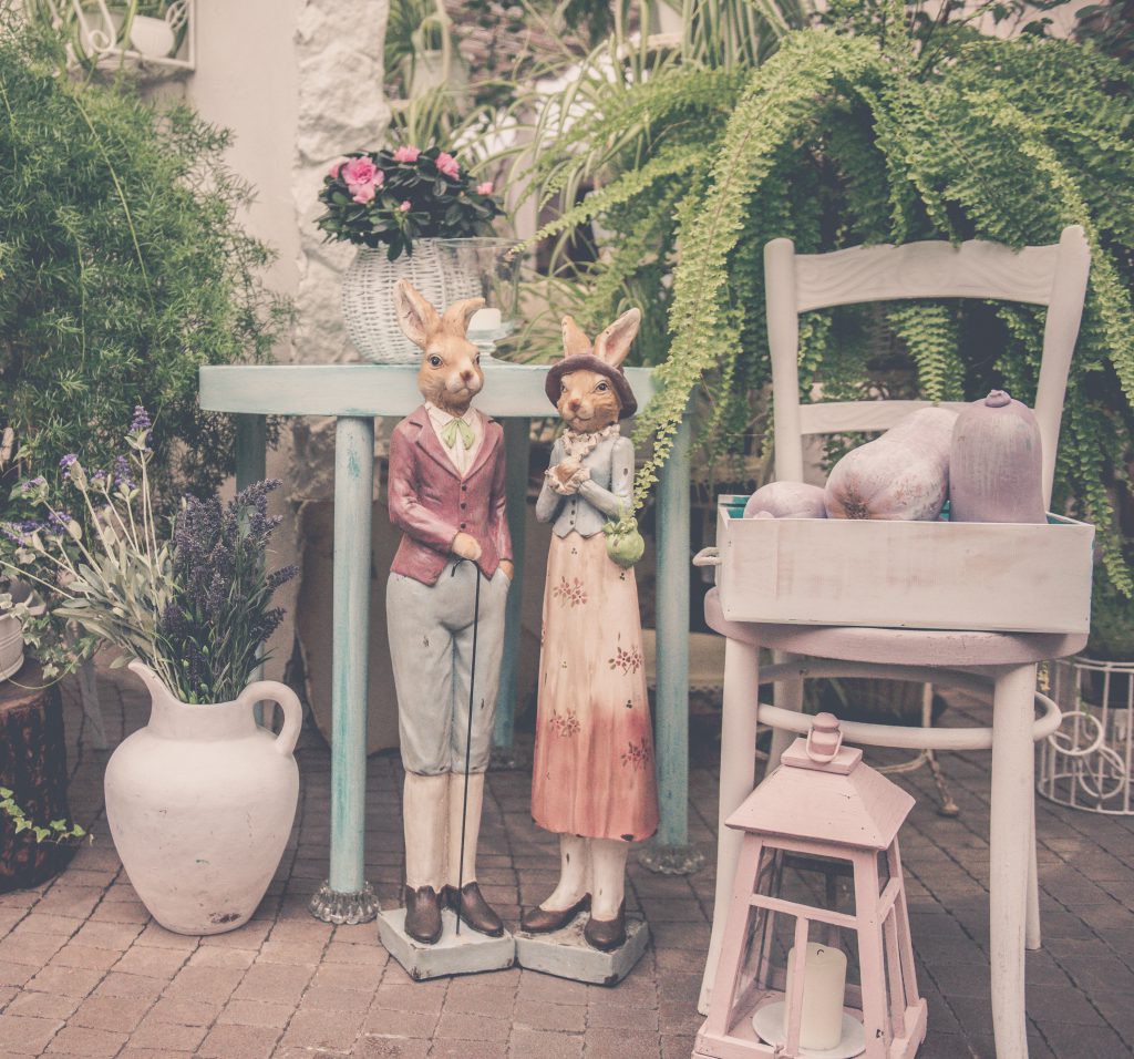 Świąteczne dekoracje zajączków i wiosennych roślin w Restauracji Nowy Świat Wielkanocne smaki w Nowym Świecie