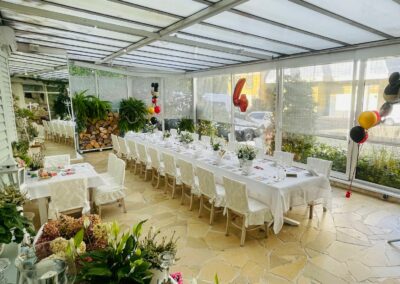 Sala Biała z długim stołem i przeszklonym dachem - Restauracja Nowy Świat Bielsko-Biała