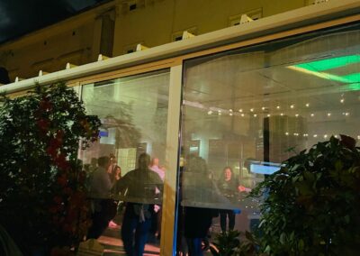 Sala Biała widziana z zewnątrz w wieczornym oświetleniu