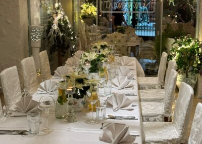 Sala Bielska w wieczornej aranżacji z kwiatami i nastrojowym oświetleniem